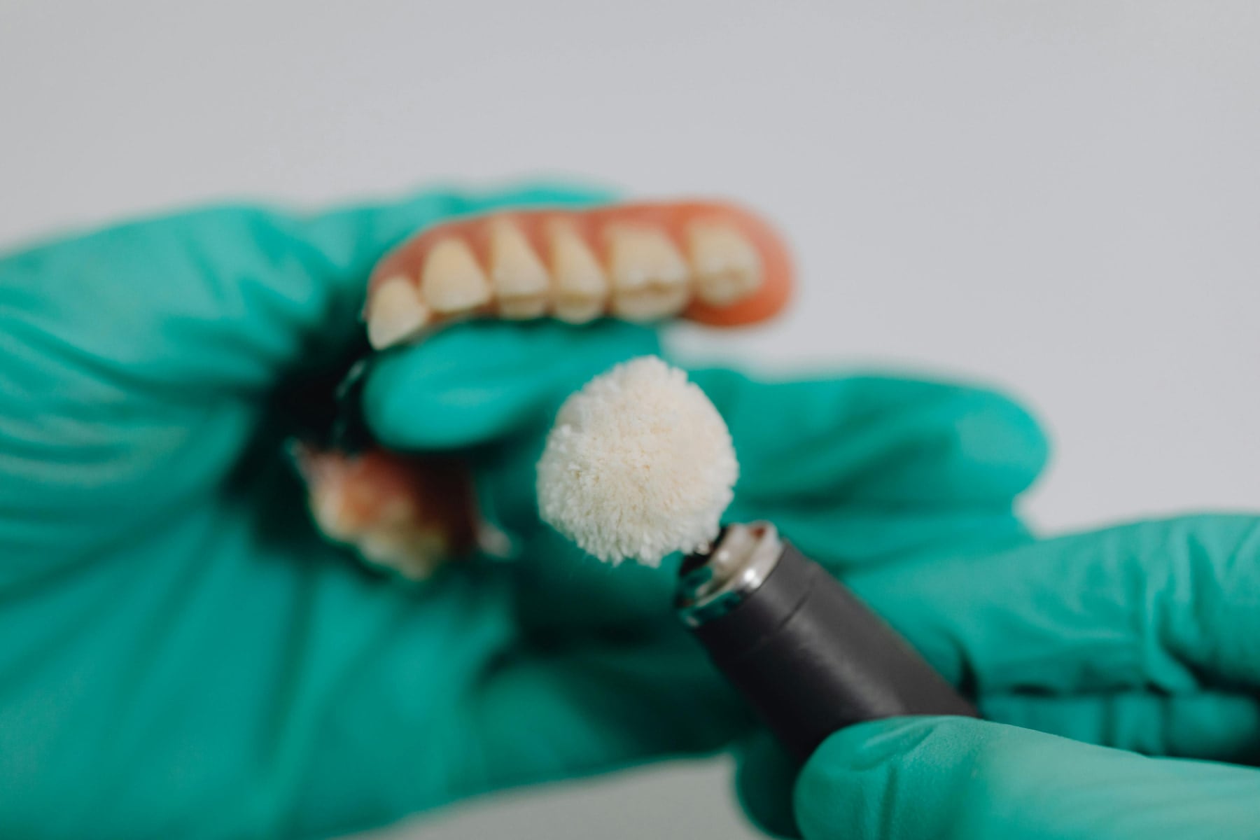 Denturologiste ajustant une prothèse dentaire à la Clinique Naturadent